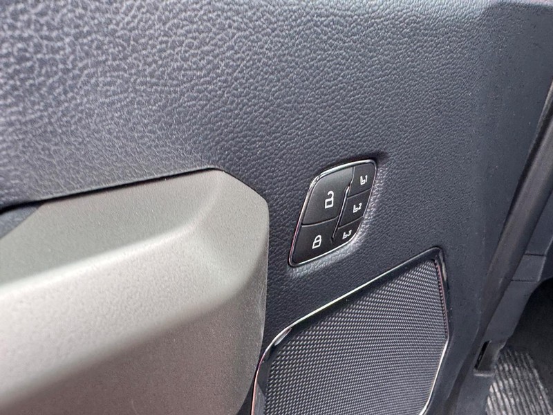Ford Super Duty F-350 DRW Vehicle Full-screen Gallery Image 19