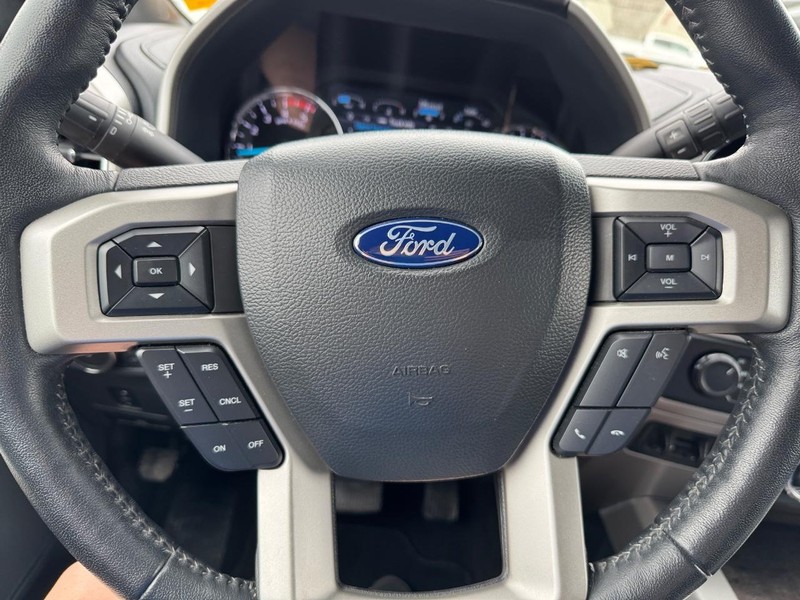 Ford Super Duty F-350 DRW Vehicle Full-screen Gallery Image 20