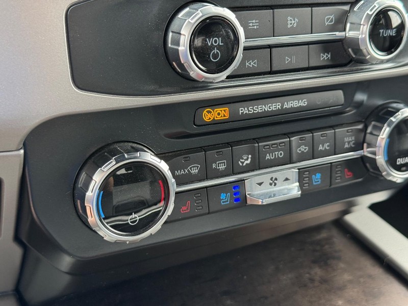 Ford Super Duty F-350 DRW Vehicle Full-screen Gallery Image 24