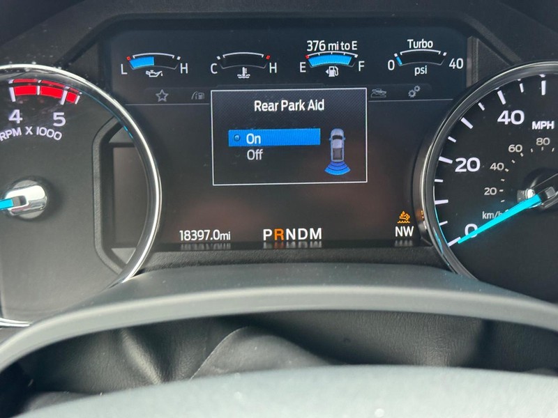 Ford Super Duty F-350 DRW Vehicle Full-screen Gallery Image 26