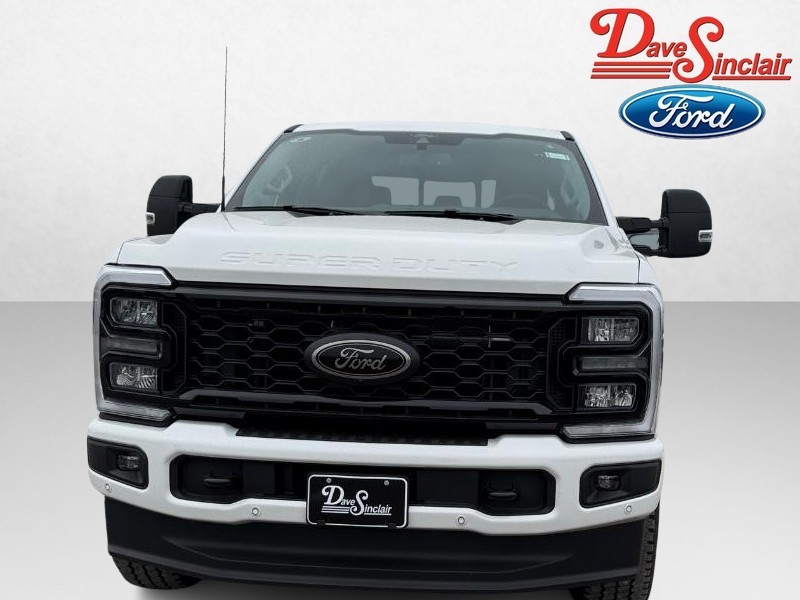 Ford Super Duty F-250 SRW Vehicle Full-screen Gallery Image 02
