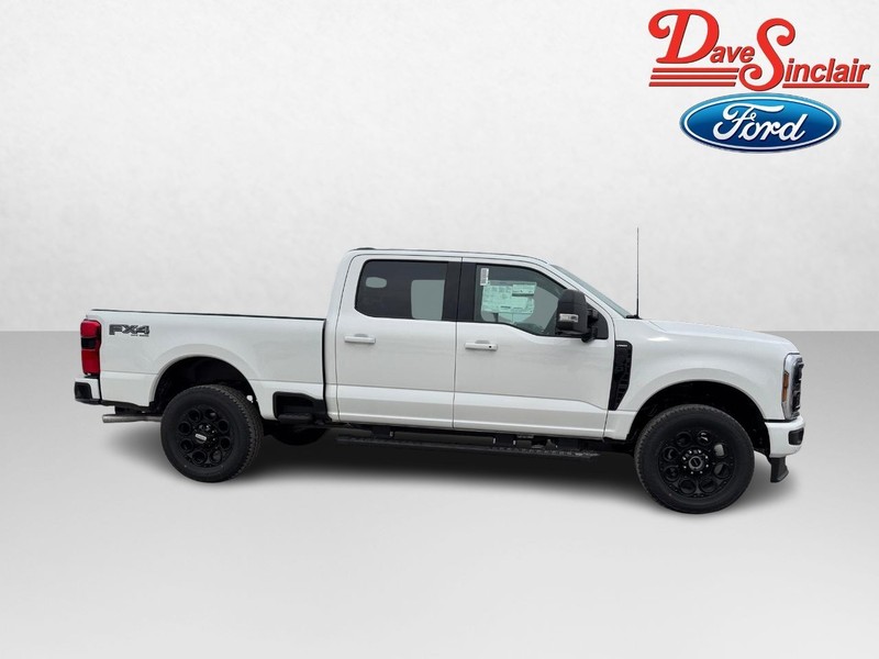 Ford Super Duty F-250 SRW Vehicle Full-screen Gallery Image 05