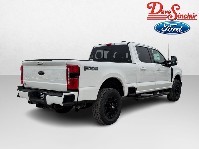 Ford Super Duty F-250 SRW Vehicle Full-screen Gallery Image 07