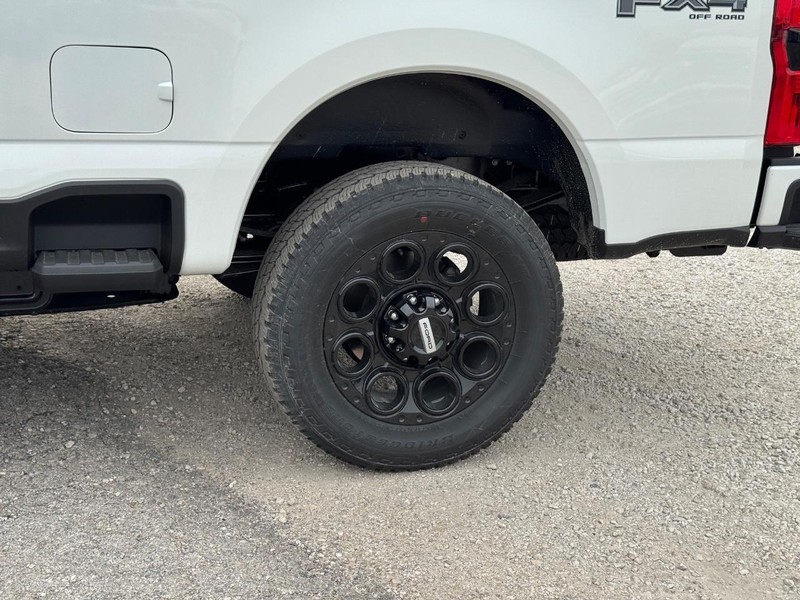 Ford Super Duty F-250 SRW Vehicle Full-screen Gallery Image 11