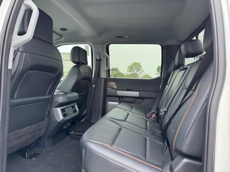 Ford Super Duty F-250 SRW Vehicle Full-screen Gallery Image 12