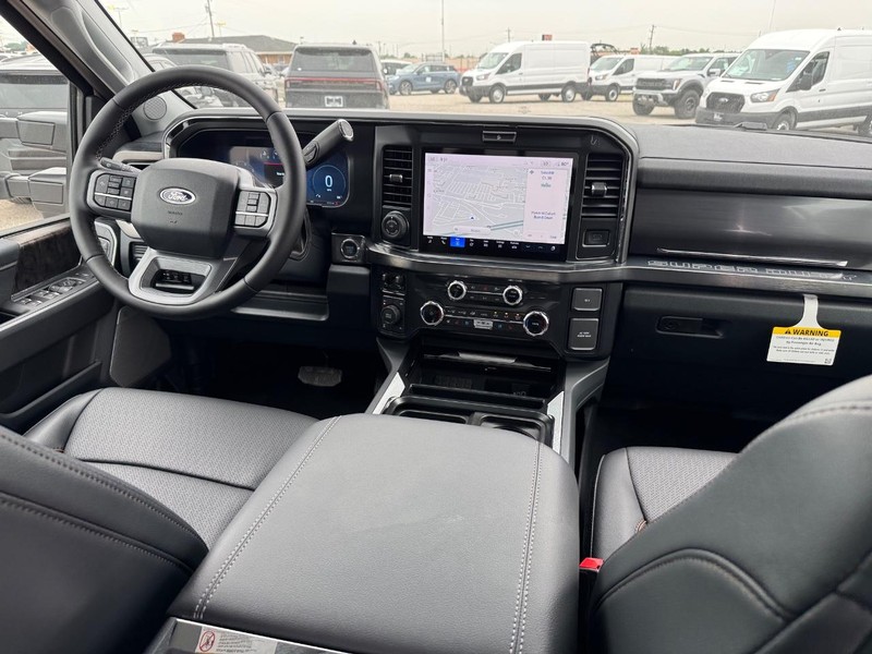 Ford Super Duty F-250 SRW Vehicle Full-screen Gallery Image 14