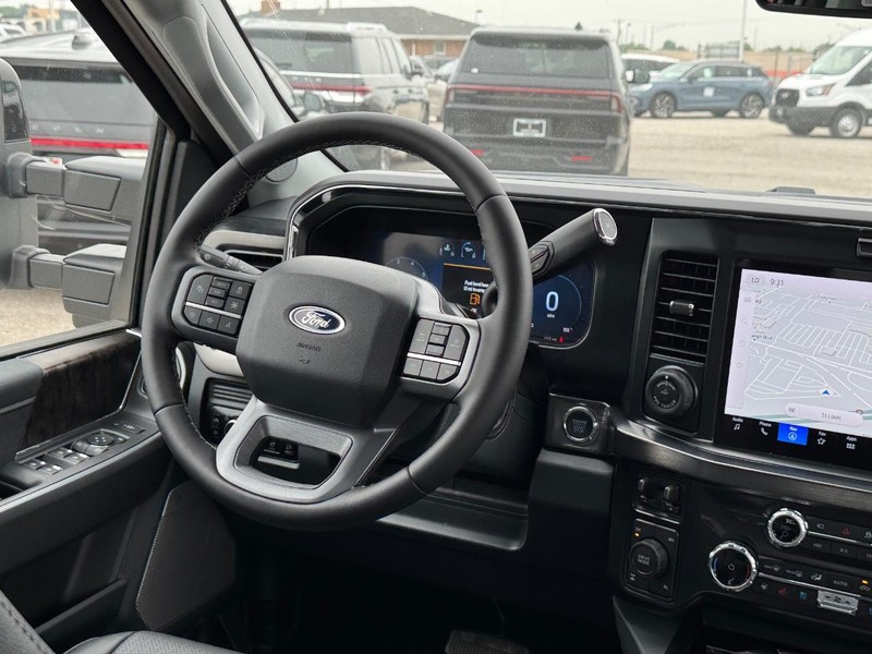 Ford Super Duty F-250 SRW Vehicle Full-screen Gallery Image 15