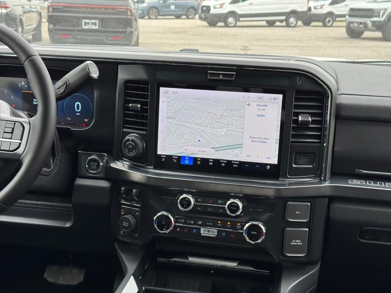 Ford Super Duty F-250 SRW Vehicle Full-screen Gallery Image 16