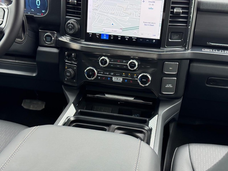 Ford Super Duty F-250 SRW Vehicle Full-screen Gallery Image 17