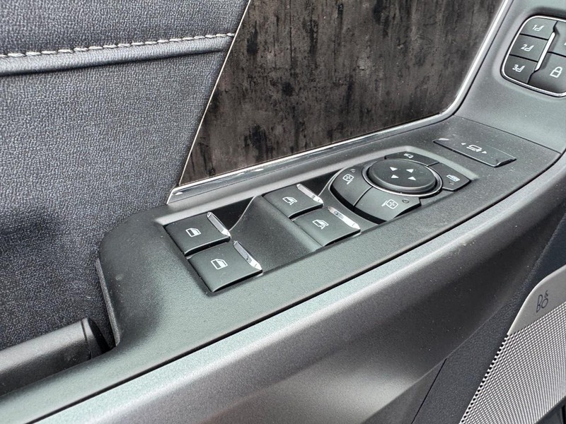Ford Super Duty F-250 SRW Vehicle Full-screen Gallery Image 19