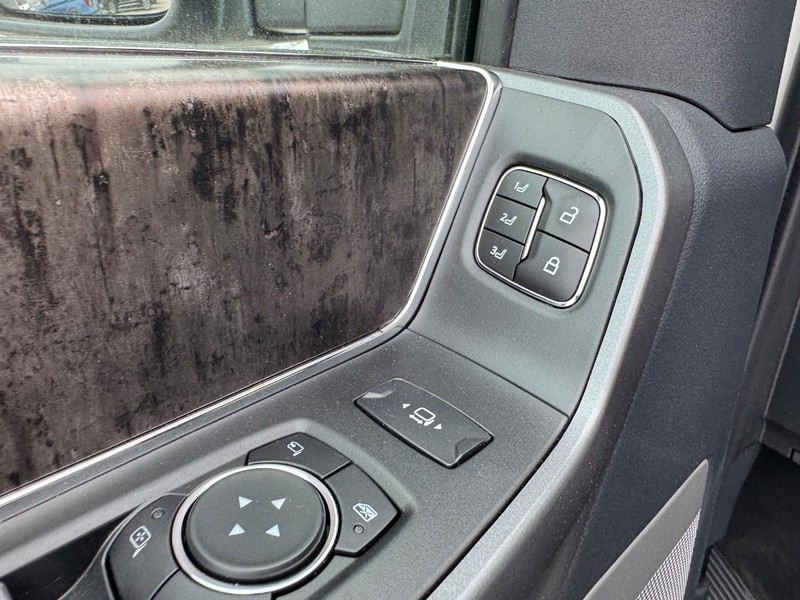 Ford Super Duty F-250 SRW Vehicle Full-screen Gallery Image 20