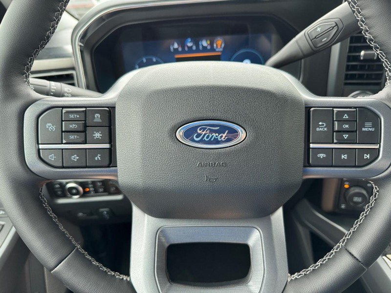 Ford Super Duty F-250 SRW Vehicle Full-screen Gallery Image 21