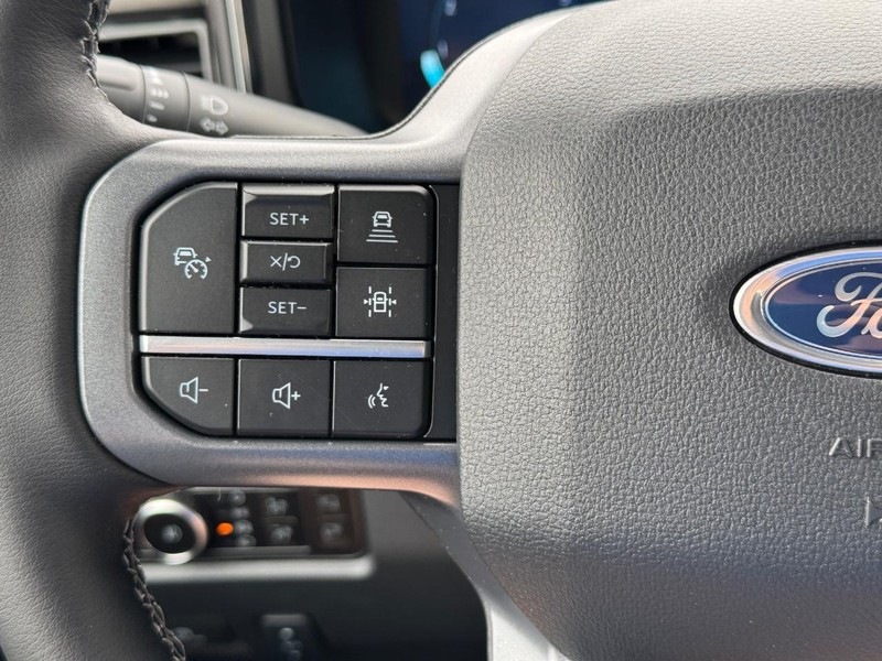 Ford Super Duty F-250 SRW Vehicle Full-screen Gallery Image 22