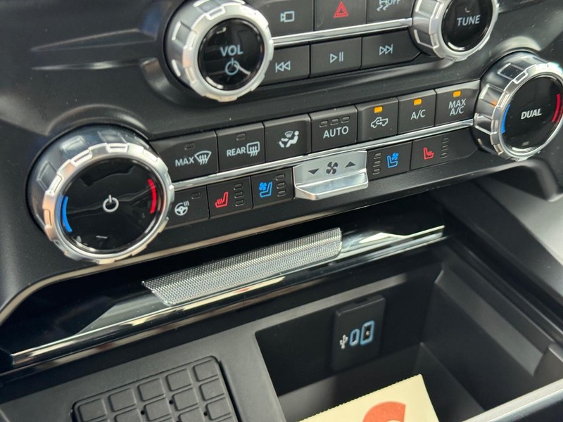 Ford Super Duty F-250 SRW Vehicle Full-screen Gallery Image 25