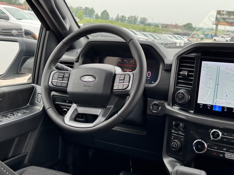 Ford F-150 Vehicle Full-screen Gallery Image 14