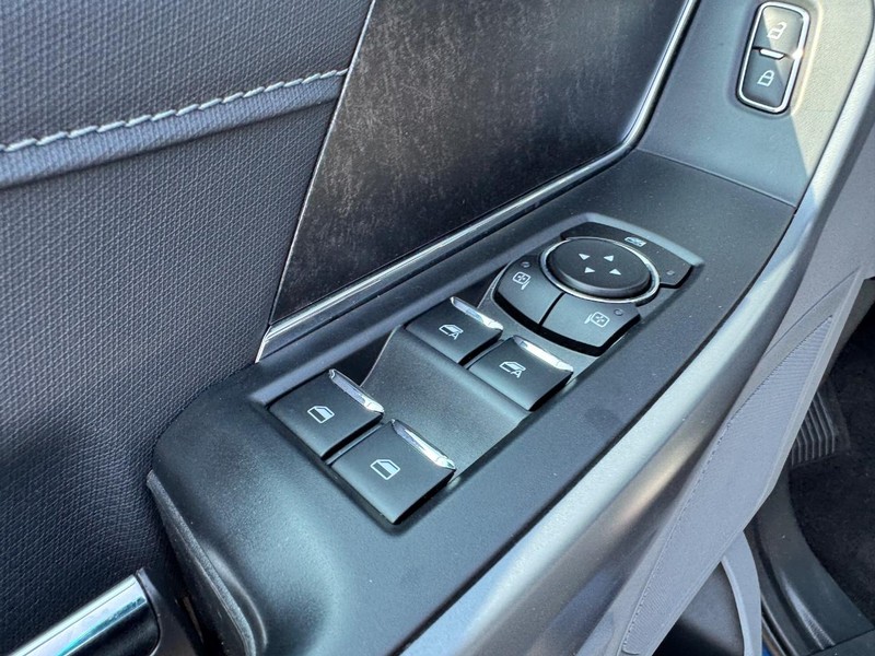 Ford F-150 Vehicle Full-screen Gallery Image 19