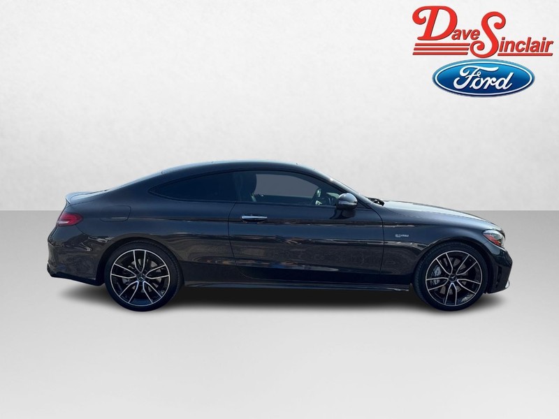 Mercedes-Benz C-Class Vehicle Full-screen Gallery Image 05
