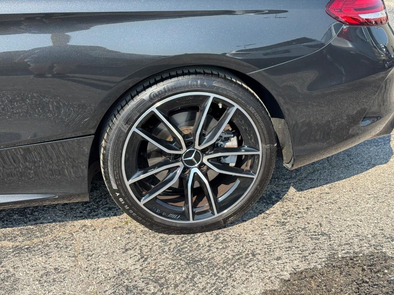 Mercedes-Benz C-Class Vehicle Full-screen Gallery Image 11