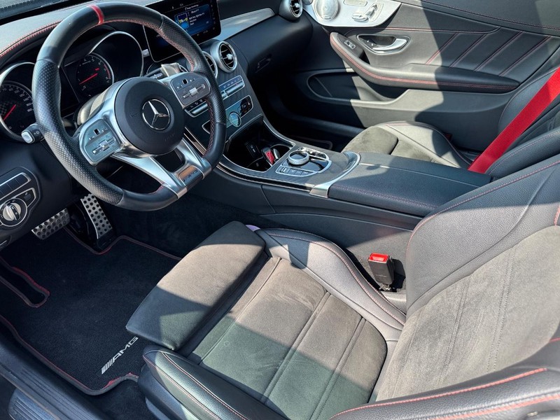 Mercedes-Benz C-Class Vehicle Full-screen Gallery Image 14