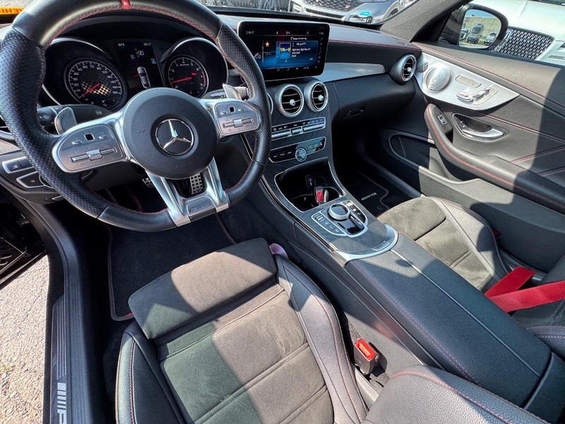 Mercedes-Benz C-Class Vehicle Full-screen Gallery Image 15