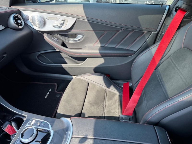 Mercedes-Benz C-Class Vehicle Full-screen Gallery Image 16