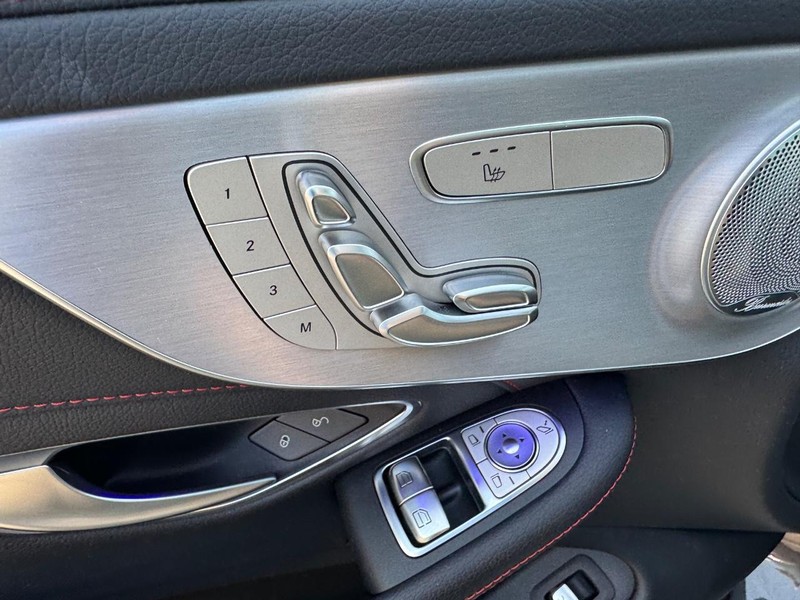 Mercedes-Benz C-Class Vehicle Full-screen Gallery Image 17