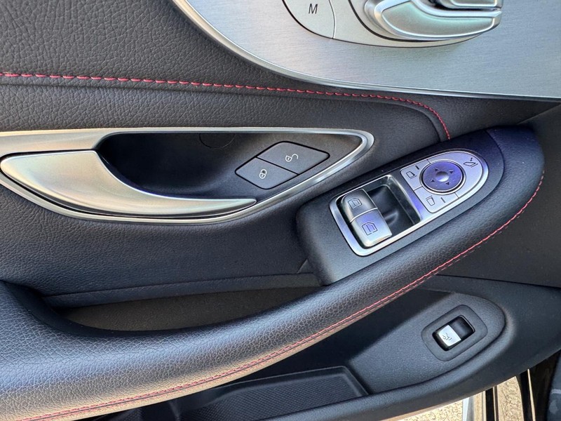 Mercedes-Benz C-Class Vehicle Full-screen Gallery Image 18