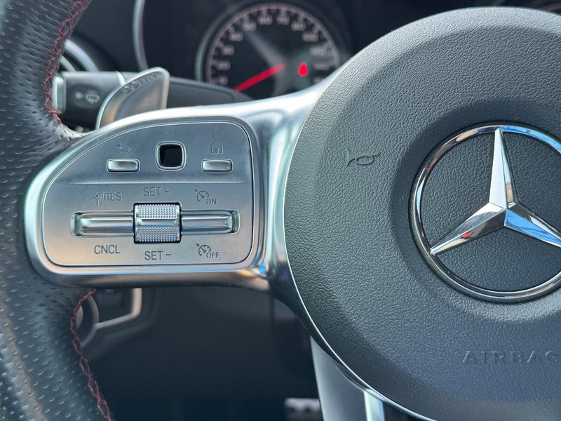 Mercedes-Benz C-Class Vehicle Full-screen Gallery Image 21