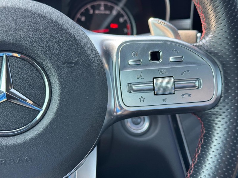 Mercedes-Benz C-Class Vehicle Full-screen Gallery Image 22