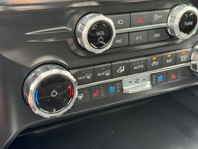 Ford Super Duty F-250 SRW Vehicle Full-screen Gallery Image 25