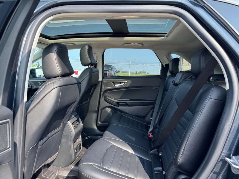 Ford Edge Vehicle Full-screen Gallery Image 12