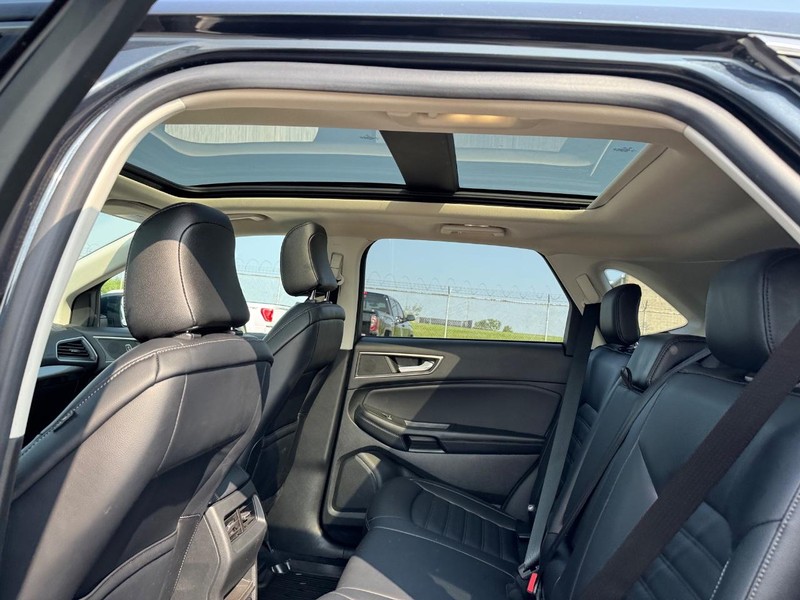 Ford Edge Vehicle Full-screen Gallery Image 13