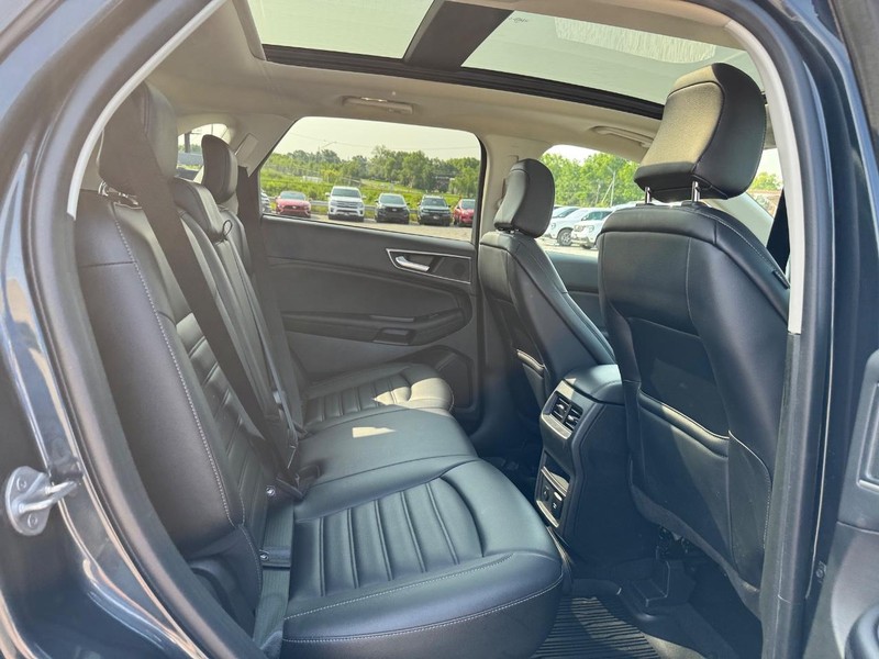 Ford Edge Vehicle Full-screen Gallery Image 14