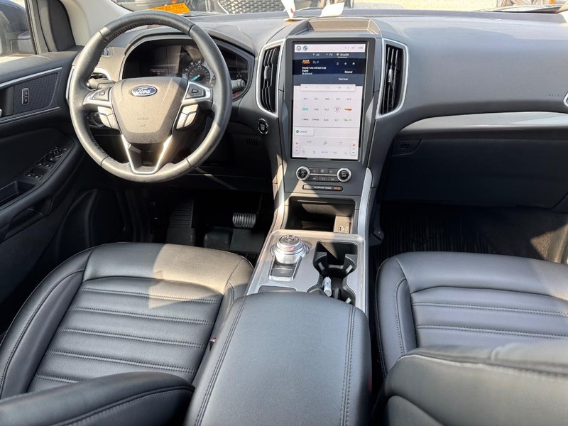 Ford Edge Vehicle Full-screen Gallery Image 16