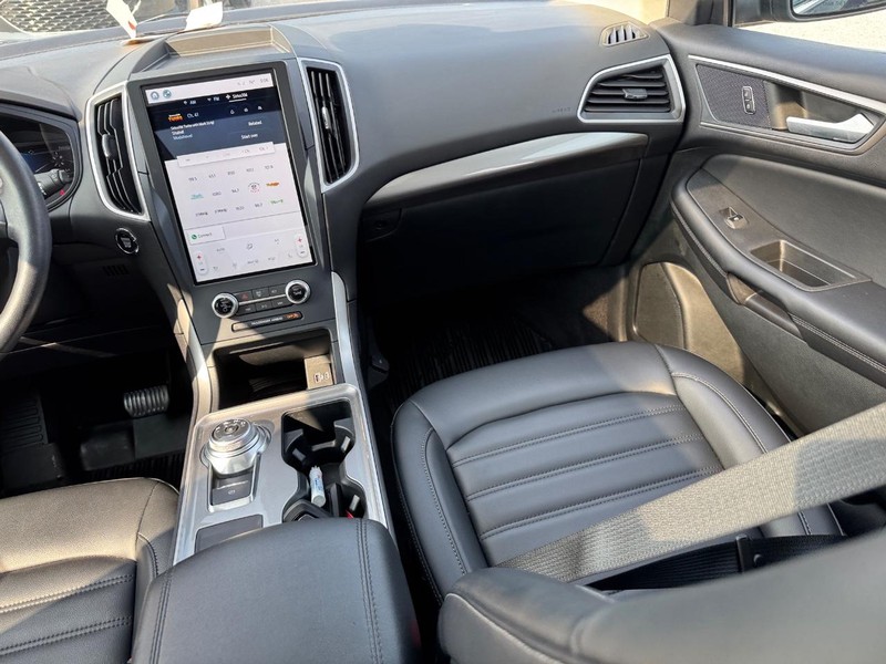 Ford Edge Vehicle Full-screen Gallery Image 17