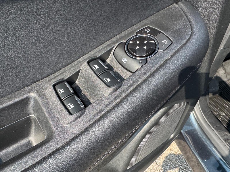 Ford Edge Vehicle Full-screen Gallery Image 19