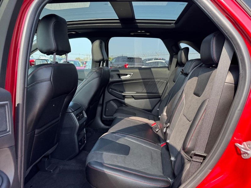 Ford Edge Vehicle Full-screen Gallery Image 12