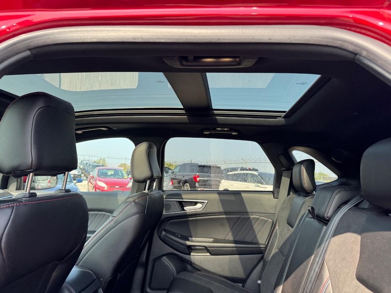 Ford Edge Vehicle Full-screen Gallery Image 13