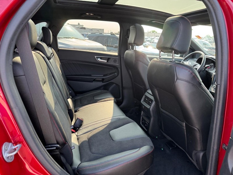 Ford Edge Vehicle Full-screen Gallery Image 14