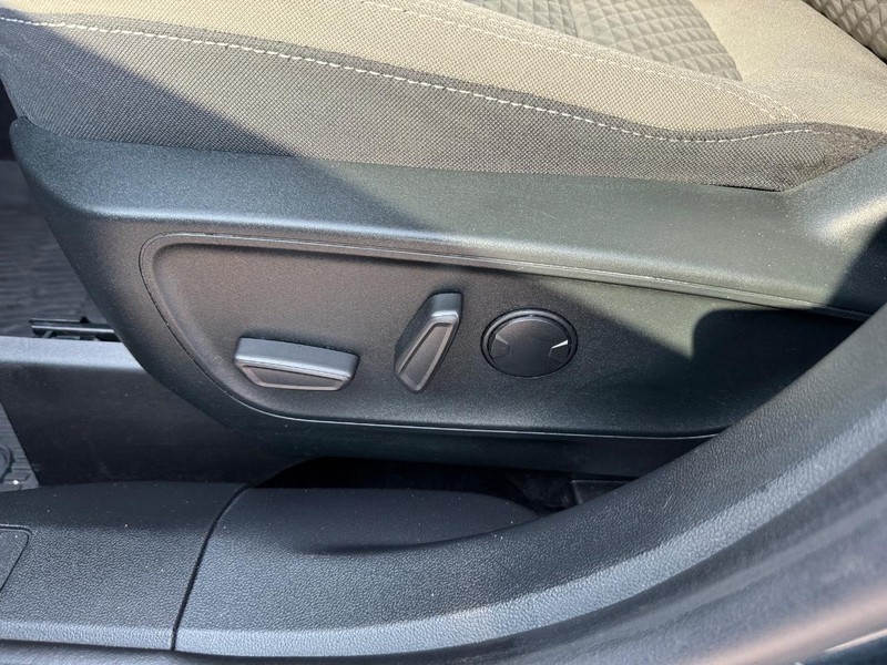 Ford Escape Vehicle Full-screen Gallery Image 18