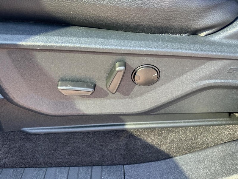 Ford F-150 Vehicle Full-screen Gallery Image 17