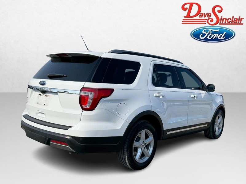 Ford Explorer Vehicle Full-screen Gallery Image 07
