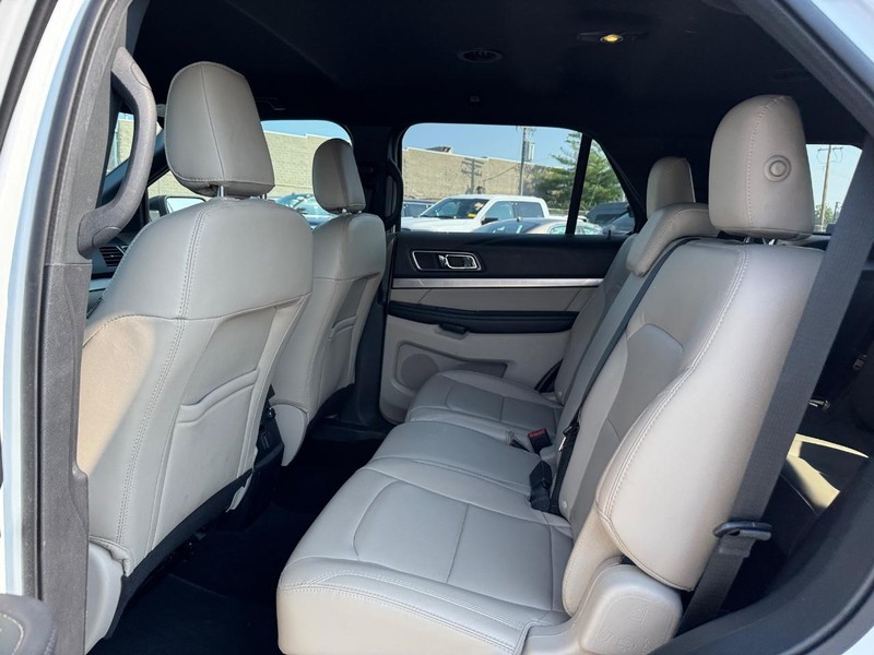 Ford Explorer Vehicle Full-screen Gallery Image 11