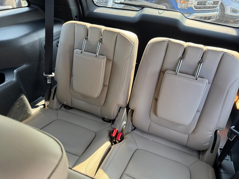 Ford Explorer Vehicle Full-screen Gallery Image 12