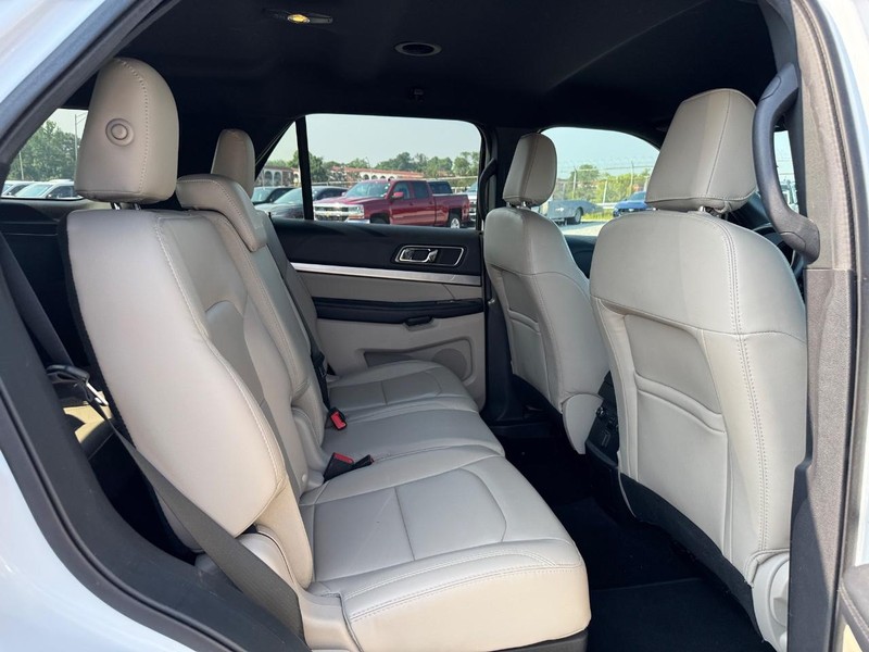 Ford Explorer Vehicle Full-screen Gallery Image 14