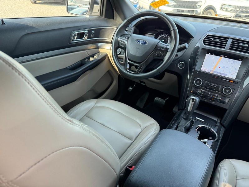 Ford Explorer Vehicle Full-screen Gallery Image 15
