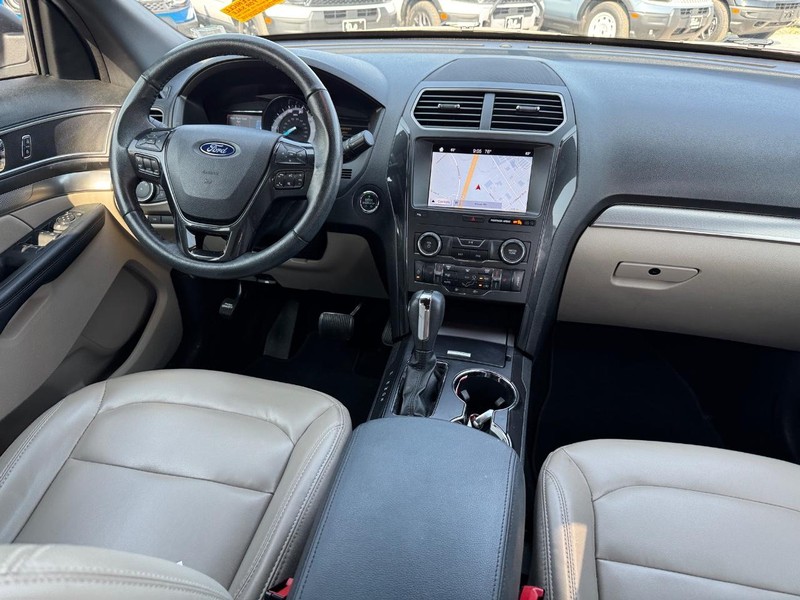 Ford Explorer Vehicle Full-screen Gallery Image 16