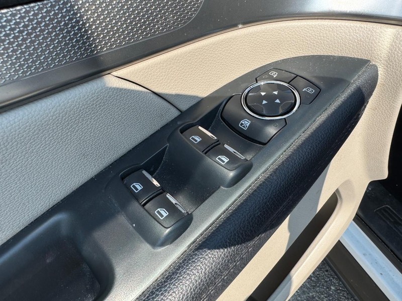 Ford Explorer Vehicle Full-screen Gallery Image 19