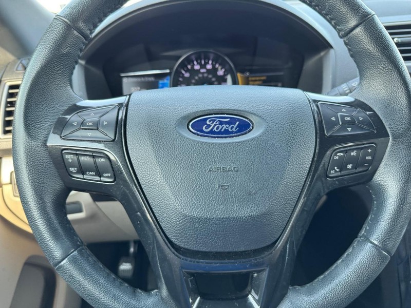 Ford Explorer Vehicle Full-screen Gallery Image 20