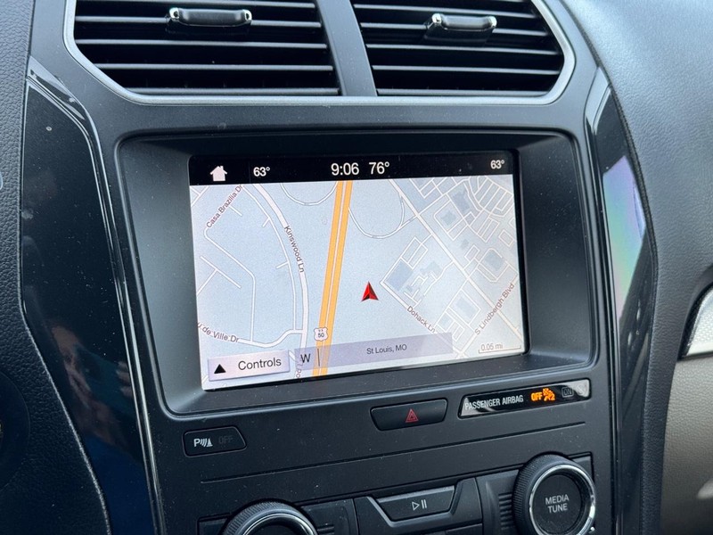 Ford Explorer Vehicle Full-screen Gallery Image 23